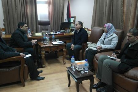 المحافظ رمضان يطلع على برنامج مؤسسة الرؤيا العالمية في المحافظة